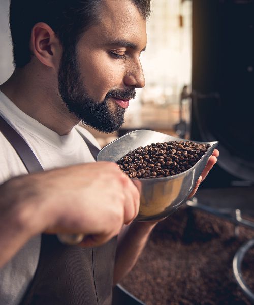 גבר מריח פולי קפה טריים